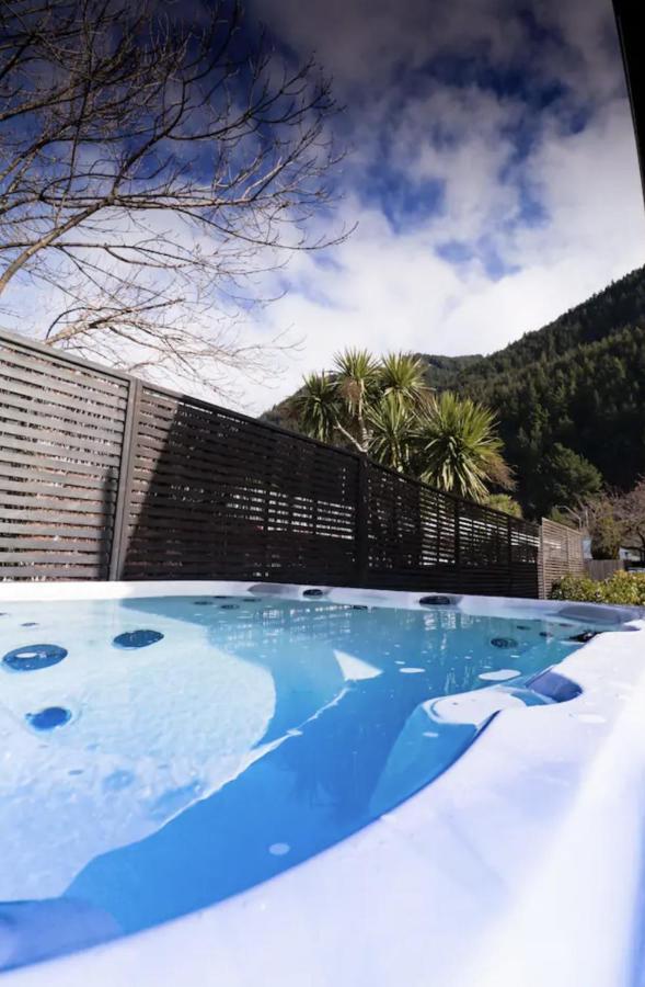 Classy Cabin - In Town - Spa Pool クイーンズタウン エクステリア 写真